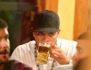 Antes de ser parado em blitz da Lei Seca, Adriano foi visto bebendo cerveja no Rio