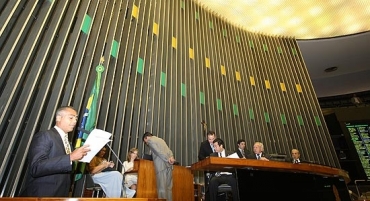 Nervoso, Rom�rio faz primeiro discurso na C�mara e diz que ser� mais cobrado que seus colegas