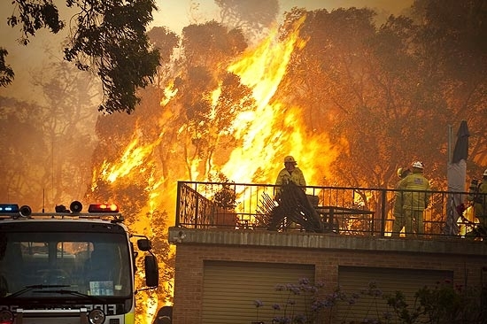 Bombeiros tentam combater incndio perto de uma casa em Perth, na Austrlia, em 6 de fevereiro