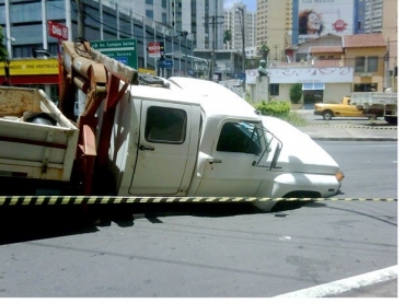 O asfalto da avenida Orozimbo Maia cedeu na manh desta tera-feira, fazendo com que um caminho casse no buraco formad