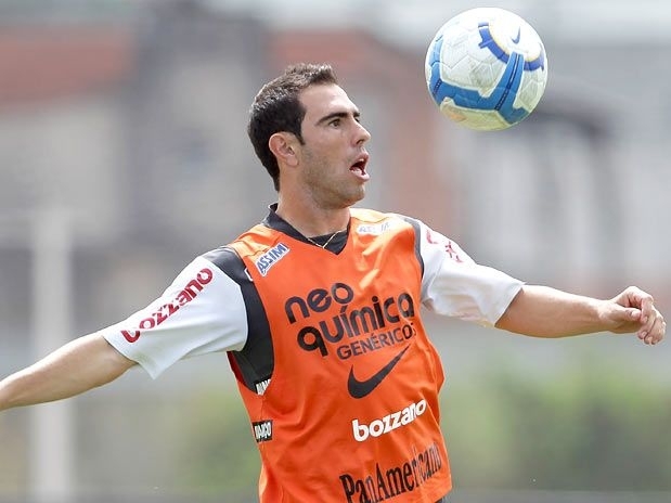 Bruno Csar do Corinthians domina a bola no seu ltimo jogo como titular, no empate sem gols com o Tolima no Pacaembu