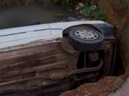 Carro caiu em buraco aberto para obra, na cidade de Ananindeua (PA)