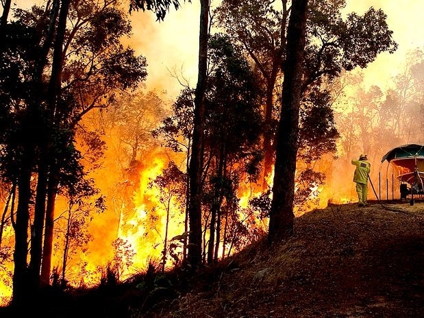 Bombeiros tentam combater o incndio florestal que comeou no sbado em Perth, na Austrlia