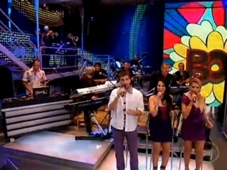 Banda Domingo canta no programa: a msica ao vivo sai de cena