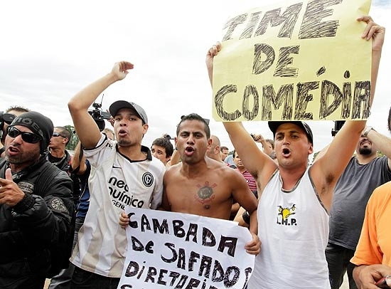 Protesto de torcedores do Corinthians no CT Joaquim Grava