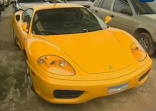 Ferrari de R$ 500 mil  abandonada por dono em ptio da polcia em Bertioga