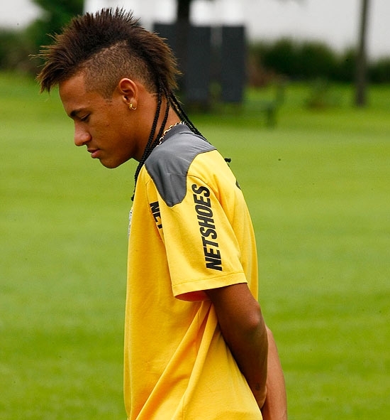 O atacante Neymar anda no CT do Santos