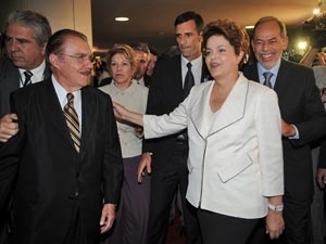 Ao chegar ao Congresso, Dilma  recebida pelo presidente do Senado, Jos Sarney (esq.) 