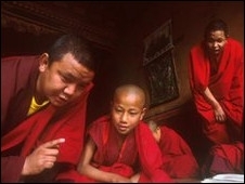 Monges budistas so respeitados no pas; muitos so mantidos pelo Estado