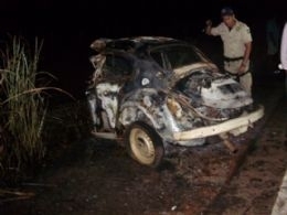 Fusca carbonizado em acidente na BR 158