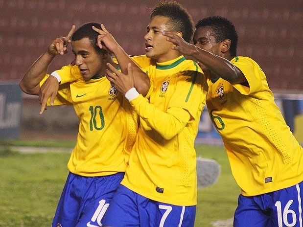 Lucas e Neymar comemoram gol na vitria da Seleo sobre o Chile