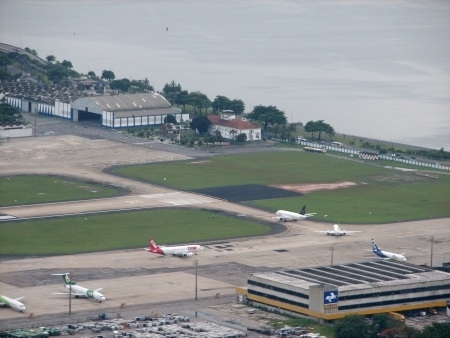 Fila de avies na pista de decolagem do aeroporto do Galeo