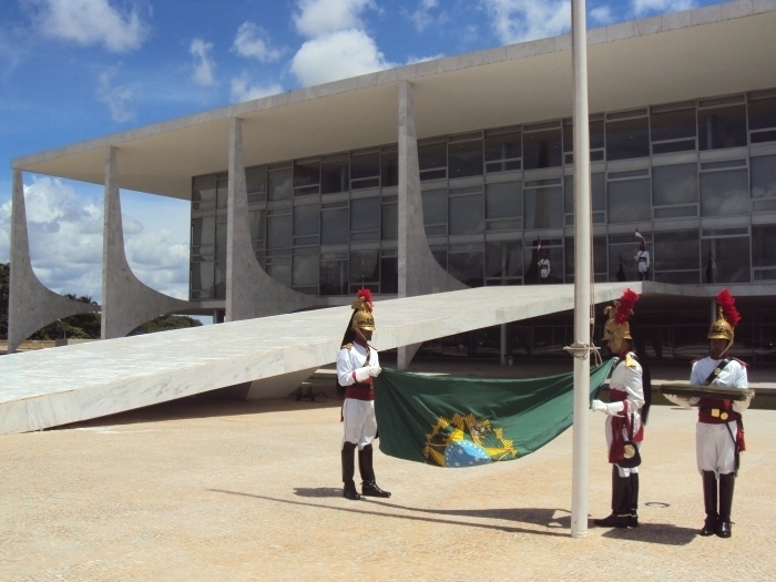 Pavilho Presidencial  retirado da frente do Palcio do Planalto logo depois que Dilma Rousseff deixou Braslia
