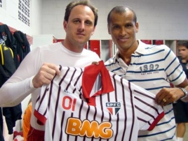 Rivaldo foi contratado aps visitar Rogrio Ceni no vestirio do So Paulo