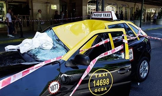 Txi salva vida de mulher que se atirou do 23 andar na Argentina; motorista deixou carro antes do impacto