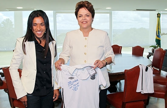 A jogadora Marta e a presidente Dilma Roussef posam para foto, em Braslia