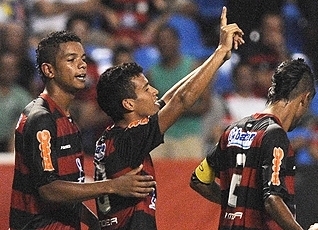 Vander comemora o primeiro gol do Flamengo