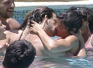 Beijo entre Talula e Rodrigo na piscina