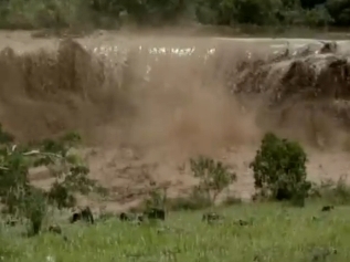 Imagens mostram rompimento de represa no interior de SP