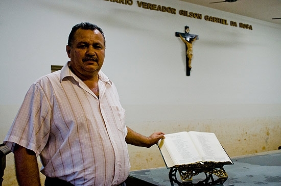 Vereador Toninho Lopes (DEM) mostra Bblia da Cmara de Franco da Rocha, que ficou intacta aps inundao