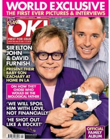 Elton John e seu companheiro David Furnish apresentam o primeiro filho, Zachary, em capa de revista  