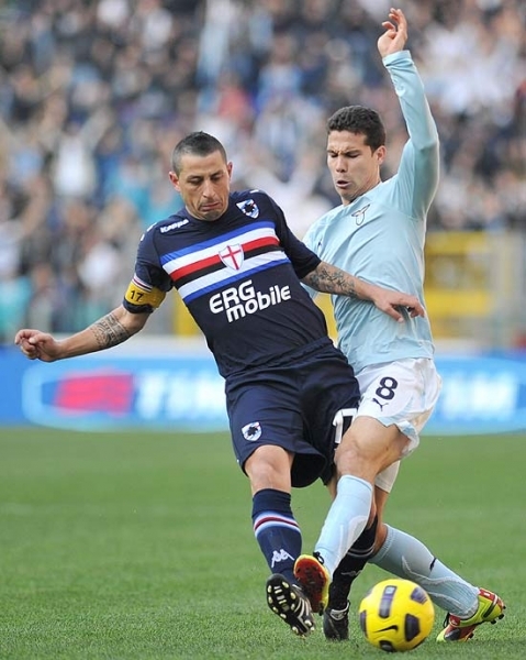 Hernanes ( dir.) disputa a bola com Palombo, da Sampdoria