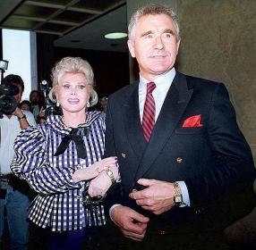 A atriz Zsa Zsa Gabor, que teve parte de sua perna amputada nesta sexta, com o marido, Frederic von Anhalt