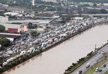 Trnsito ficou complicado na marginal Tiet devido a diversos pontos de alagamento