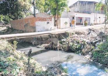 Resduos crus, ou seja, sem nenhum tipo de tratamento, poluem os crregos e so despejados diariamente no rio Cuiab