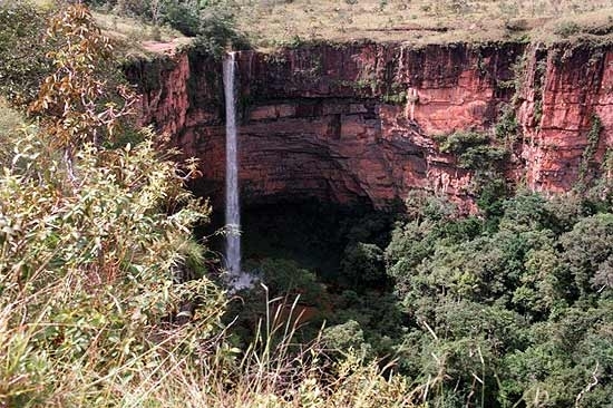 Cachoeira Vu de Noiva, na Chapada dos Guimares (MT); acesso a mirante foi fechado por falta de monitores