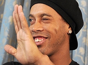 Ronaldinho sorri e acena em entrevista no Rio