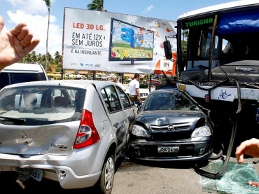 nibus bateu em doze carros parados na fila do pedgio