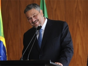 O novo ministro da Casa Civil, Antonio Palocci, na cerimnia de transmisso de cargo neste domingo