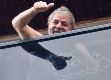Ex-presidente Lula acena da sacada do apartamento em So Bernardo