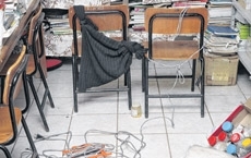 Bandidos amarraram os guardas na biblioteca e roubaram computadores, celular e uma motocicleta 