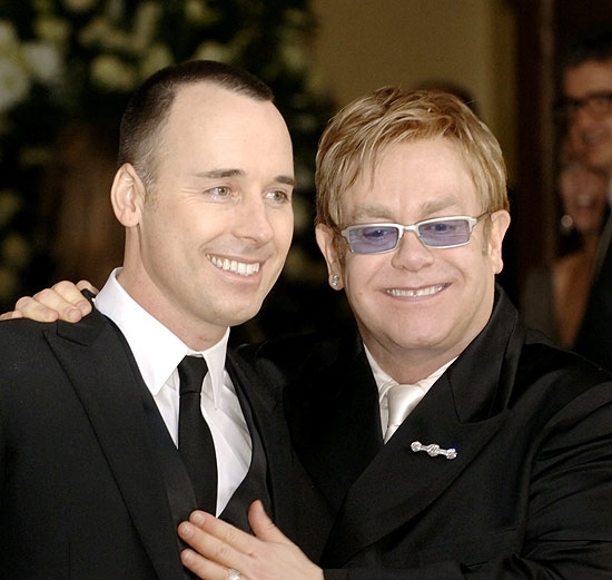 O cantor britnico Elton John ( direita) ao lado do produtor David Furnish, aps casamento civil em 2005