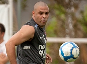 Ronaldo durante treino no CT do Corinthians, na zona leste da capital paulista; ele  um dos personagens da dcada 