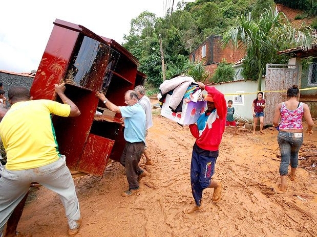 Moradores tentam salvar mveis na Zona da Mata, regio mineira castigada pela chuva