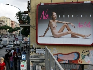 Cartaz com a modelo Isabelle Caro, exposto em Roma, em 2007