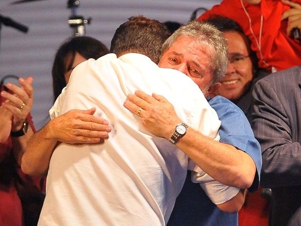 Lula chora ao ouvir poesia em sua homenagem e abraa o governador de Pernambuco