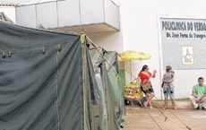 Uma tenda do Exrcito foi montada em frente  unidade de sade e serve como uma sala de espera 