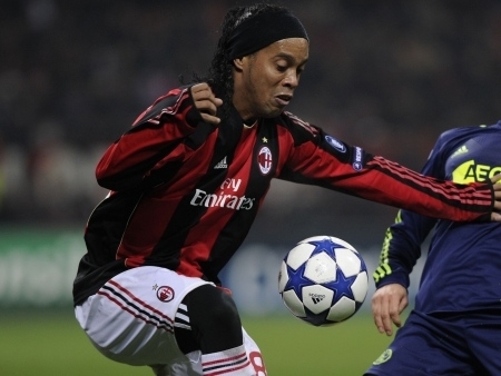 Ronaldinho tem R$ 9 milhes a receber do Milan e no quer abrir mo do valor