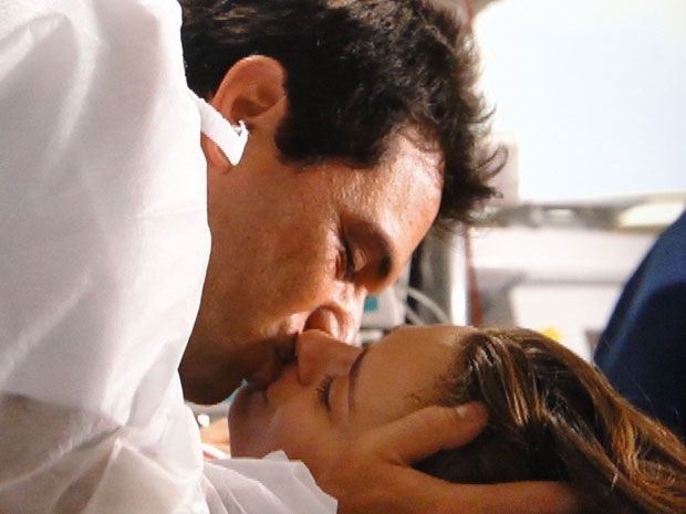 Mauro beija Diana ao reencontr-la aps o parto de Vitria