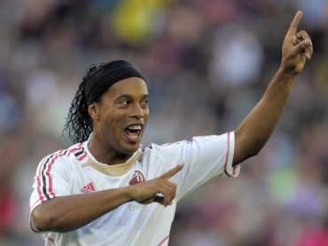 Ronaldinho comemora gol pelo Milan  