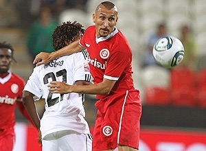 Guiazu disputa jogada com Kasongo, do Mazembe, em Abu Dhabi