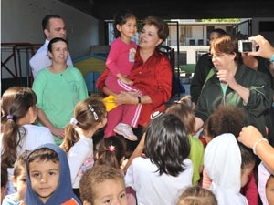 A presidente eleita Dilma Rousseff com crianas em escola de Porto Alegre