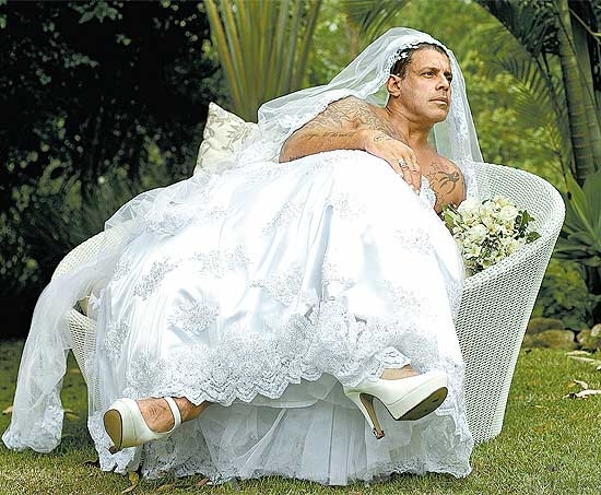 Alexandre Frota, que se vestiu de noiva e usou buqu e vu para um ensaio da prxima edio da revista 