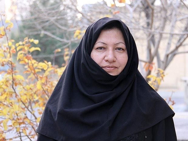 Mulher identificada como Sakineh Mohammadi Ashtiani posa para foto no jardim de sua casa em Oskou, 570 km de Teer