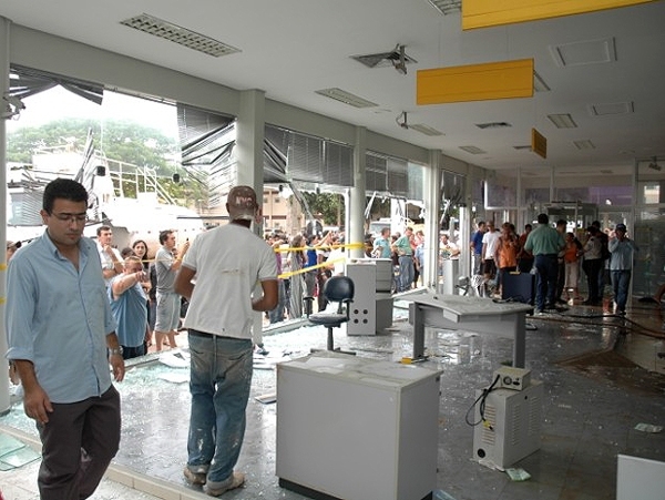 Populares conferem o estrago causado pela exploso no BB de Campo Novo