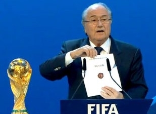 Joseph Blatter, presidente da Fifa, anunciar Rssia e Qatar como sedes de 2018 e 2022